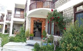 Tourist Hotel 10 Minutes Walking Distance From The Mall