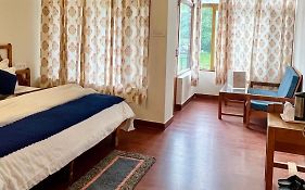 Tourist Hotel 10 Minutes Walking Distance From The Mall